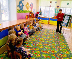 В первой младшей группе прошёл тематический день, посвящённый зимующим птицам В первой младшей группе прошёл тематический день, посвящённый зимующим птицам.