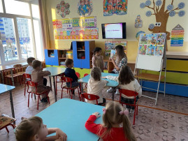Дети средней группы Сегодня мы знакомились с профессией «Продавец». Дети средней группы Сегодня мы знакомились с профессией «Продавец».